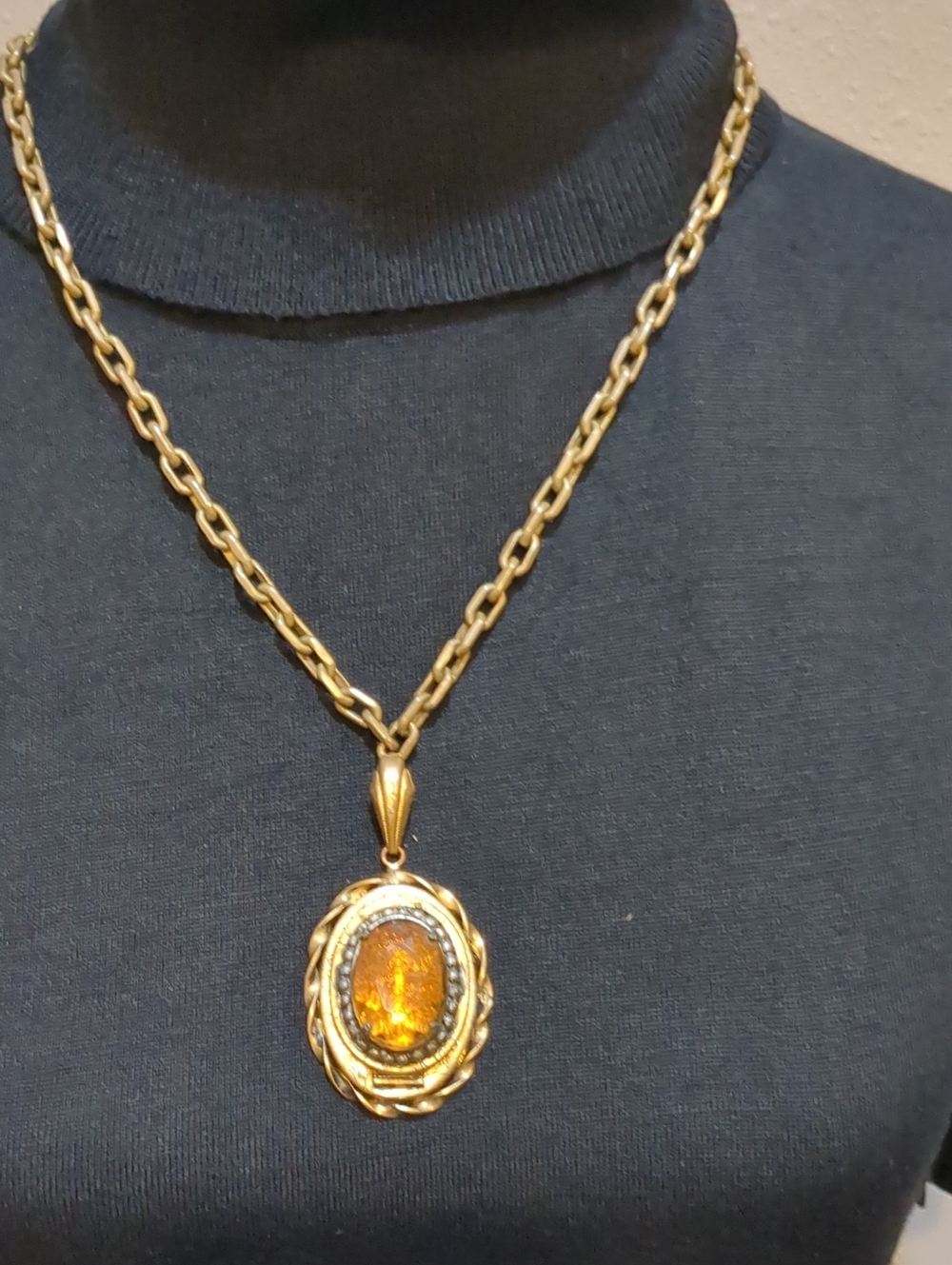 Vintage Gold Amber Oval Pendant Necklace